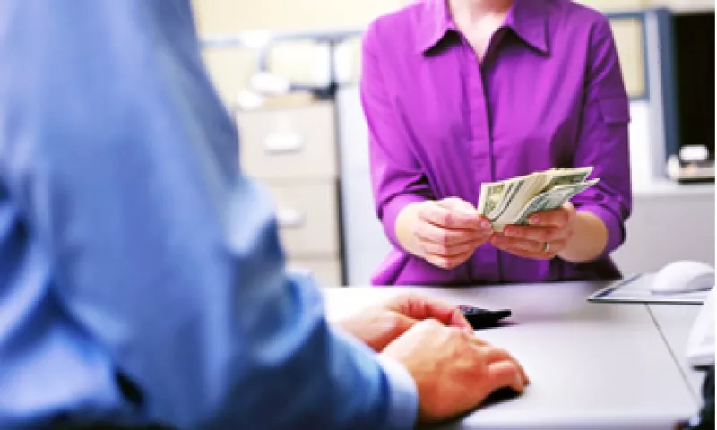 Para conseguir recursos y resolver su enduedamiento, los estados y municipios deben aprender a cobrar impuestos locales. (Foto:Getty Images)