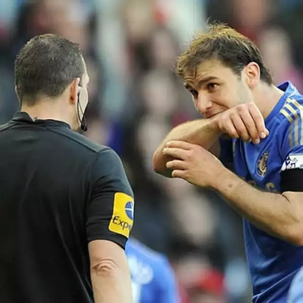 Luis Suarez muerde a Branislav Ivanovic