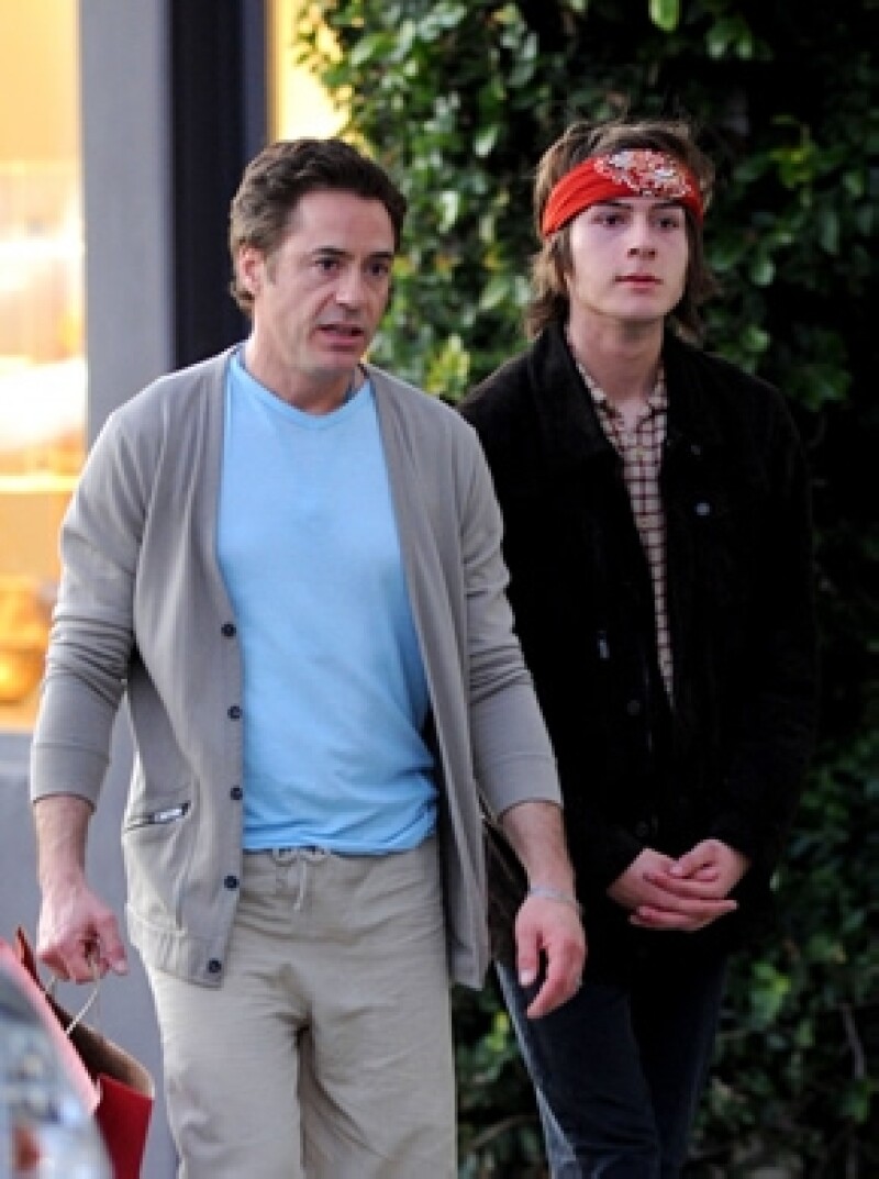 Robert Downey Jr. e Indio caminando por Los Ángeles en 2012.