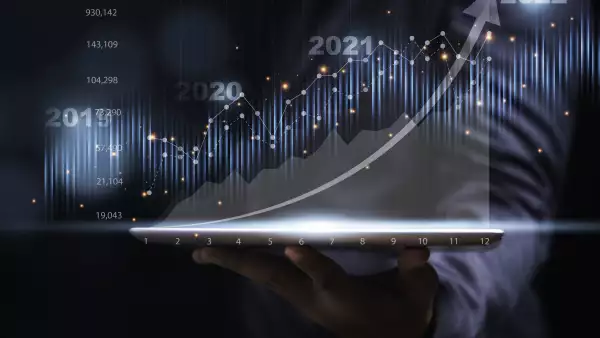 Ejecutivo de negocios muestra una gráfica virtual del crecimiento de sus inversiones