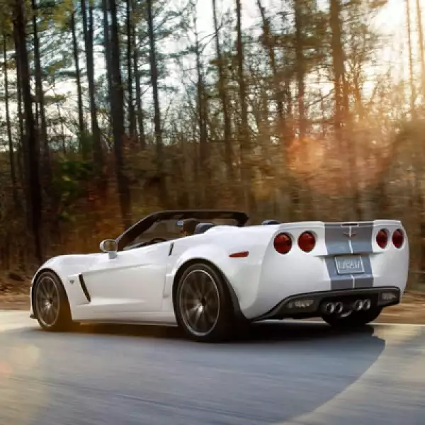 Los inicios de Corvette se remontan a 1953, cuando el jefe del departamento de diseño de GM, Harley Earl, presentó durante el autoshow Motorama de General Motors en Nueva York un concepto de auto deportivo de dos plazas.