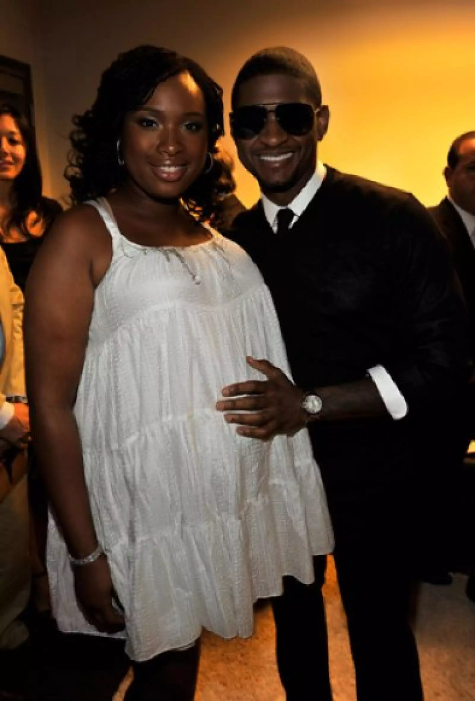 Usher y su esposa también estuvieron en la lista de invitados.