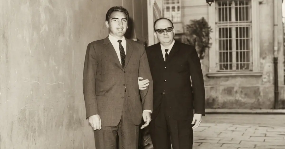 En la fotografía del lado izquierdo aparece Emilio Azcárraga Milmo, conocido como “El Tigre”, destacado magnate mexicano de los medios de comunicación, quien dirigió el Grupo Televisa de 1972 a 1997.