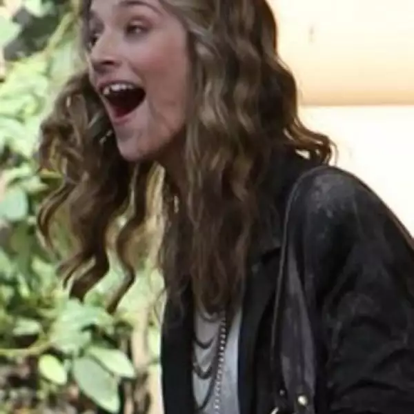 Caitlin Fitzgerald casi brinca.