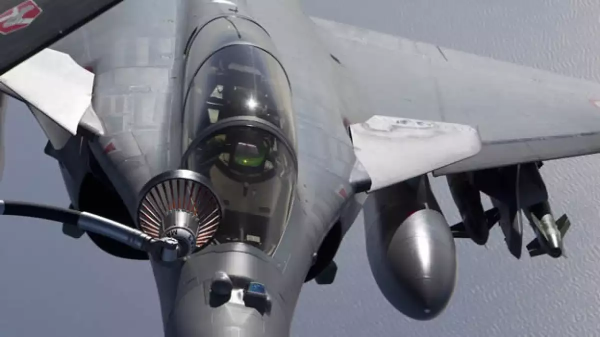 avion frances toma parte en la misino en libia
