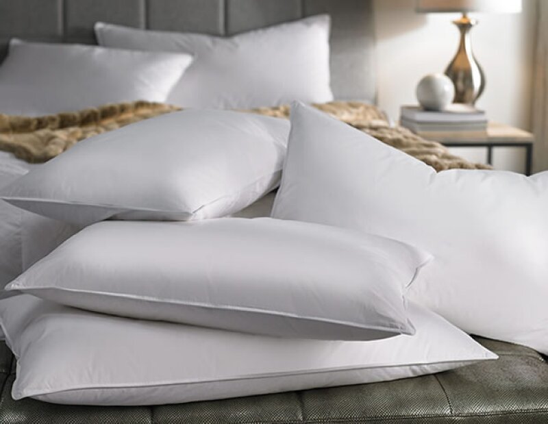 Agrega más almohadas a la hora de dormir para dormir más elevada y evitar que se hinchen tus ojos.