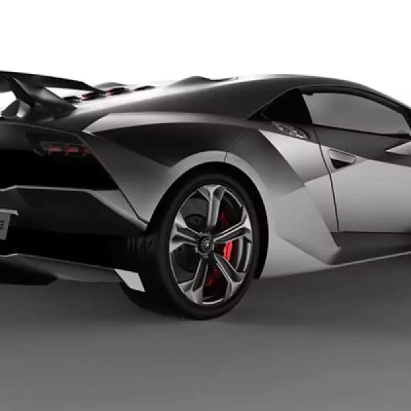 El uso de carbono en el vehículo es masivo. Dentro del chasis monocasco, rines, elementos de la suspensión y en los paneles exteriores se emplea plástico reforzado con el mismo material.