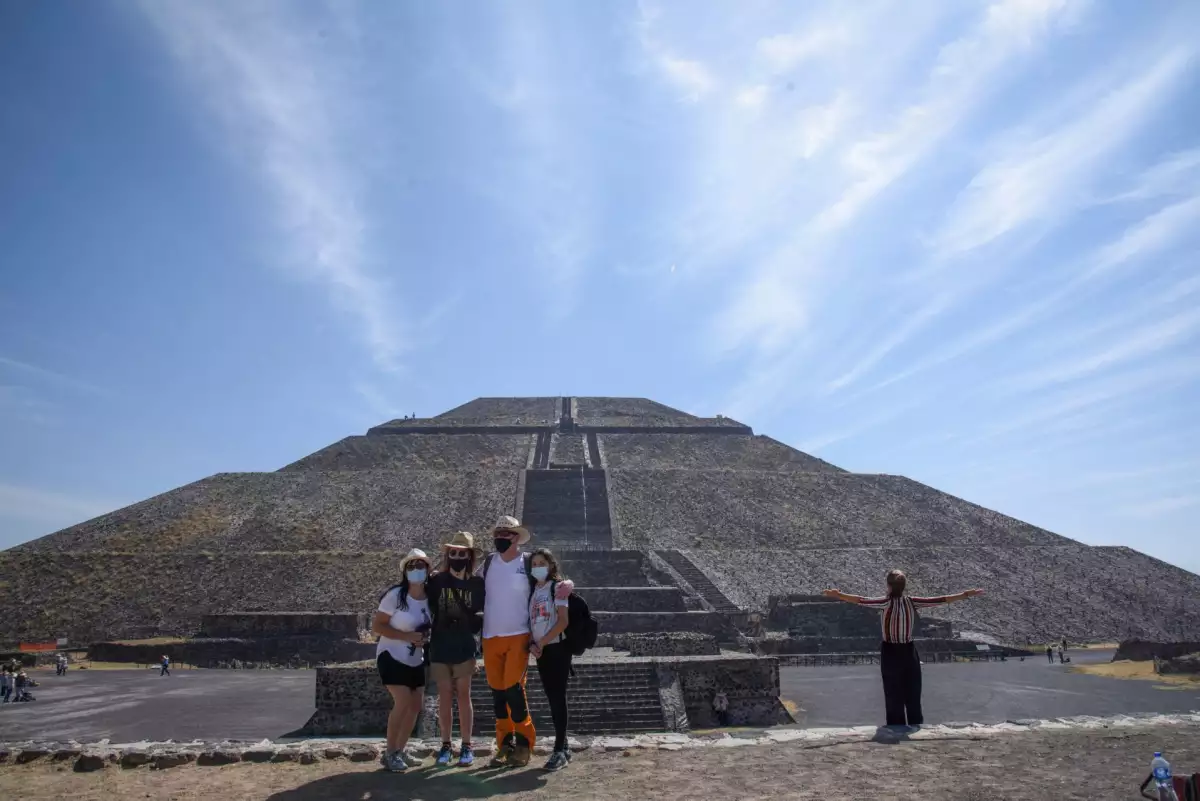 Turistas se toman fotografías en la Pirámide del Sol de la zona arqueológica de Teotihuacán. 