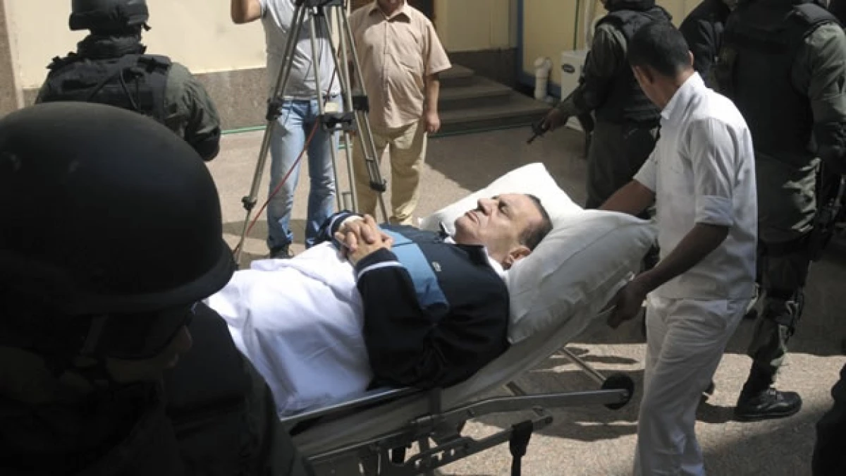 mubarak en camilla llega a juicio