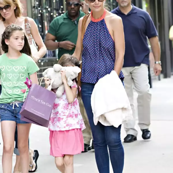 Desde muy pequeña, la primogénita de Katie Holmes mediante sus gestos ha dado el mensaje que no le gustan los paparazzi.