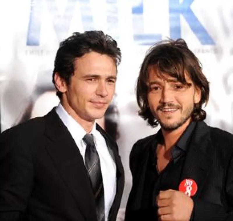 El actor mexicano asistió a la presentación de la pelicula sobre la vida y muerte del primer hombre abiertamente gay de San Francisco.