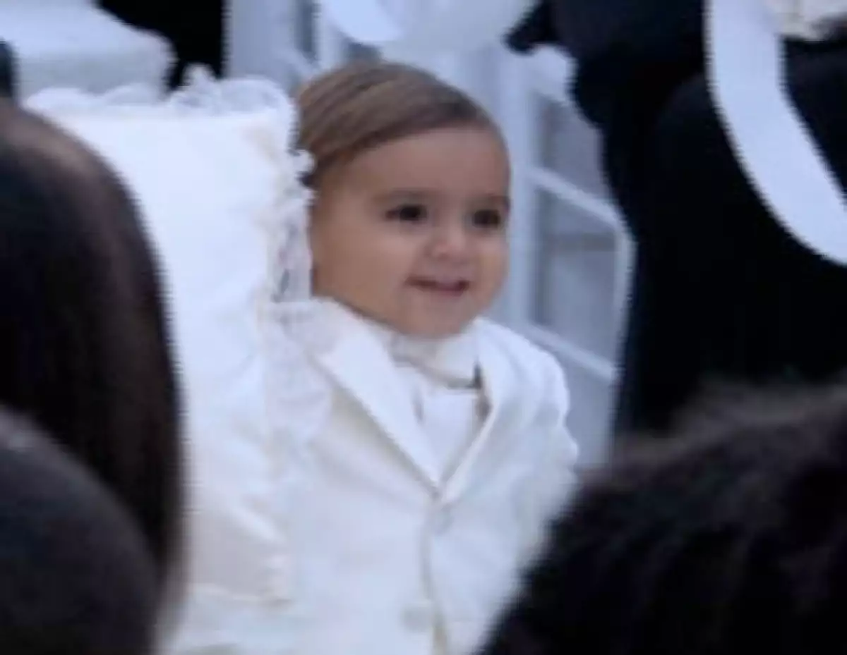 El pequeño Mason fue el primero en caminar por la alfombra blanca.