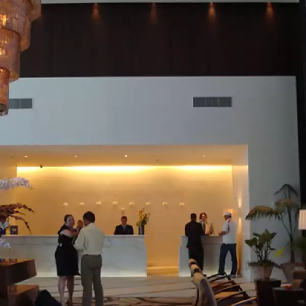 Como parte de la búsqueda por procurar un ambiente cálido y familiar, en el Epic, al lobby o recepción prefieren llamarlo living room para dar una sensación más casera.