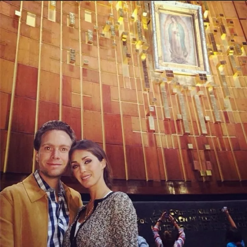 La pareja asistió este fin de semana al recinto católico a venerar a la Virgen y compartieron en redes sociales una fotografía del momento.