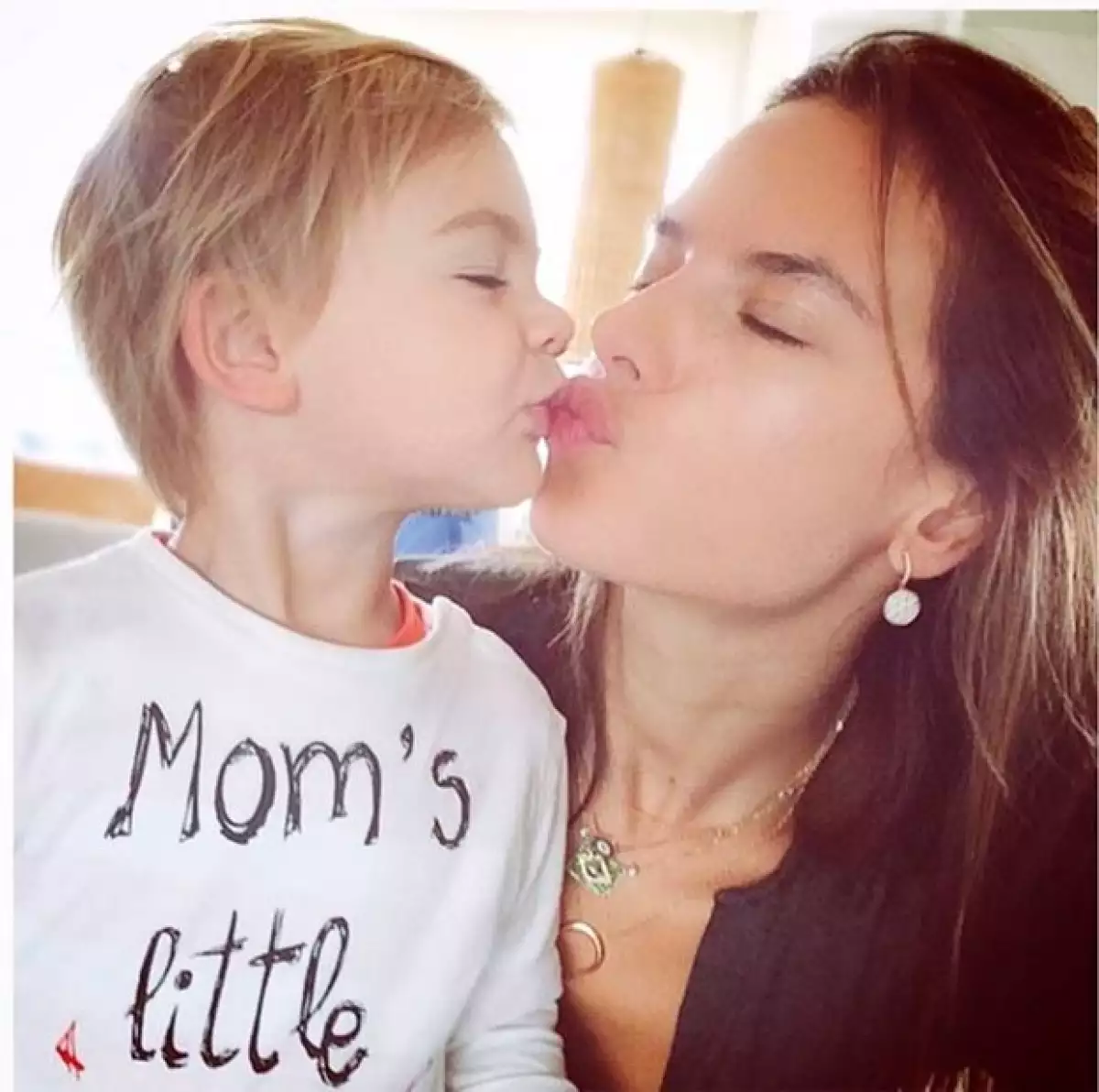 Kim Kardashian, Miranda Kerr y Alessandra Ambrosio nos han arrancado suspiros con fotografías que compartieron en compañía de sus bebés.