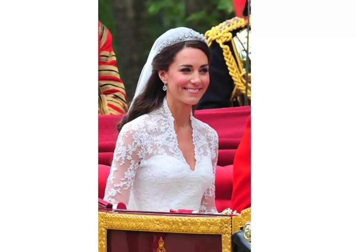 Esperamos tanto para este momento que no se nos puede ir ningún detalle. Éste es el análisis completo del look de la Duquesa de Cambridge.
