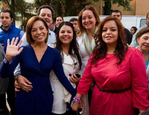 La panista a vota en compañía de su familia.