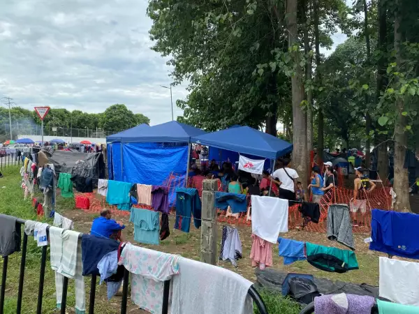 Clothes drying of migrants around the Viva México camp
