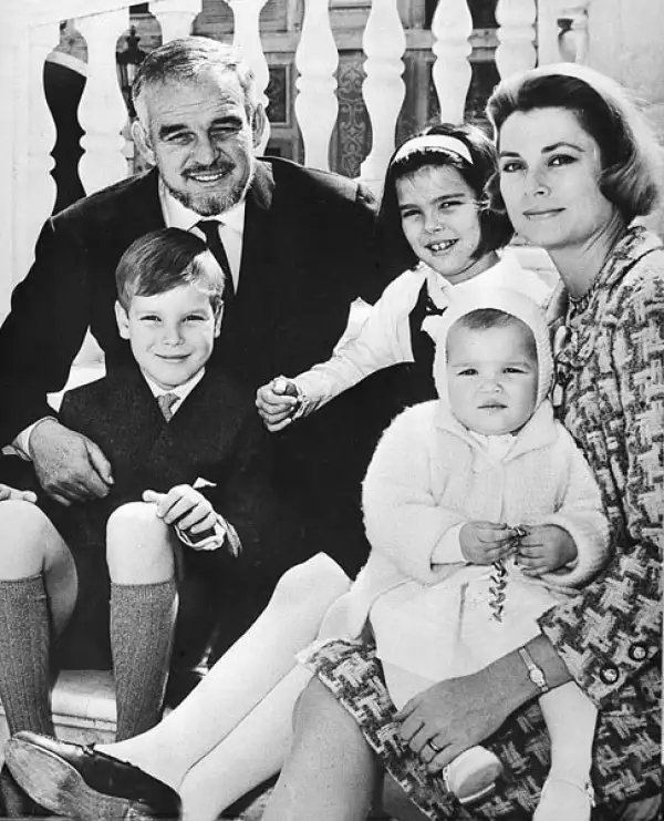 Los felices esposos con sus hijos Alberto, Carolina y Estefanía en las escaleras del palacio monaguesco en abril de 1966.
