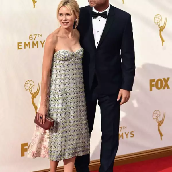 Naomi Watts en Christian Dior, joyería Bvulgari, zapatos Jimmy Choo y bolsa Bally.