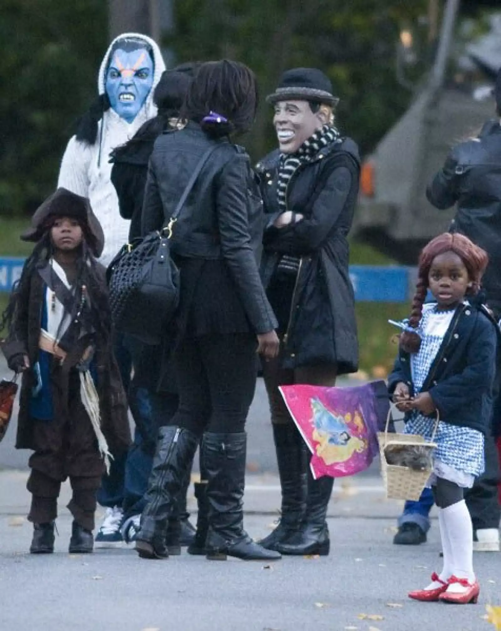 Madonna, con la máscara de Obama, y sus hijos Lourdes, David, Mercy y Rocco no fallaron a la tradición para Halloween y se divirtieron en lo Hamptons, Nueva York.