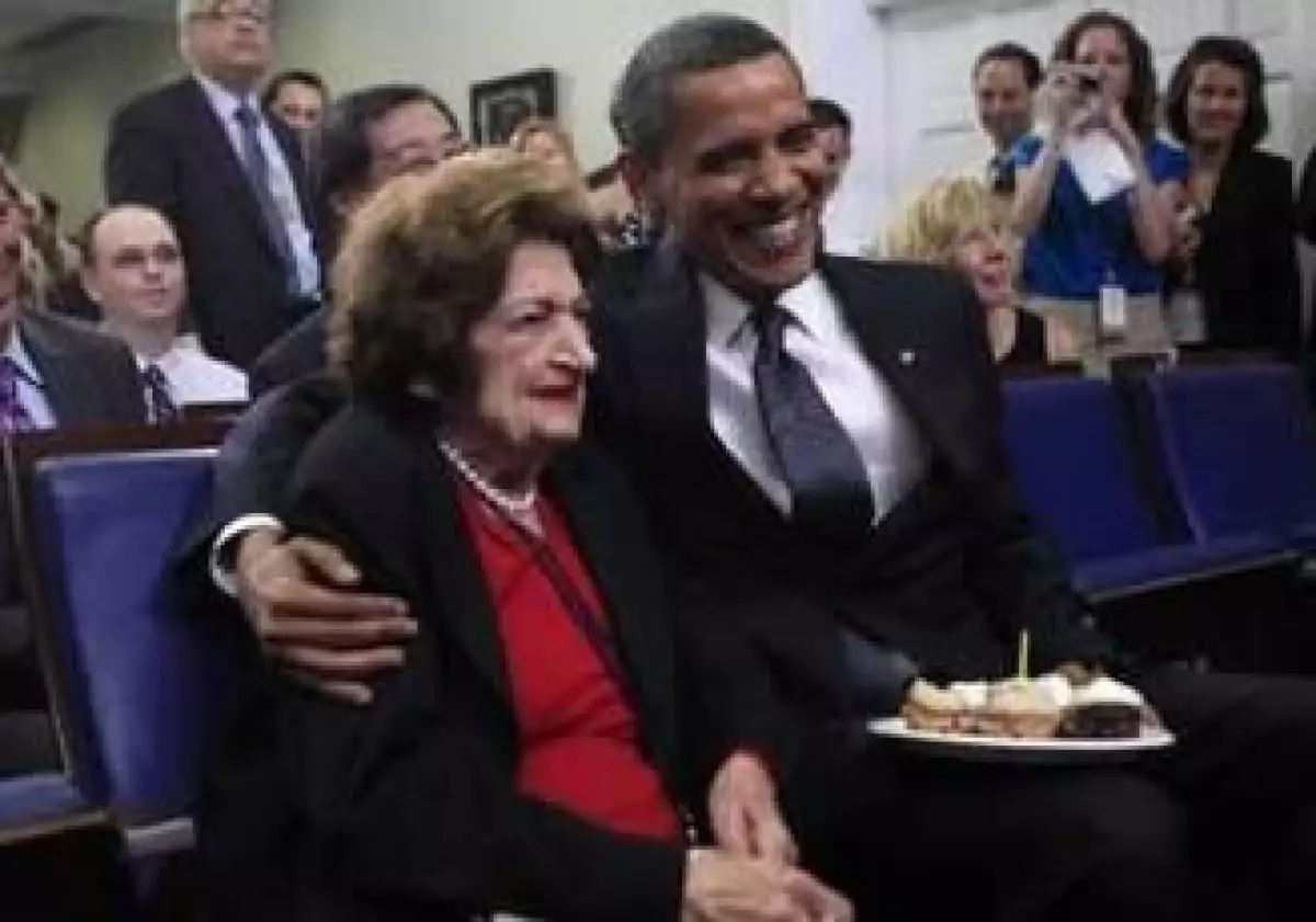 Barack Obama posa junto a Helen Thomas en sus cumpleaños. (Foto: AP)