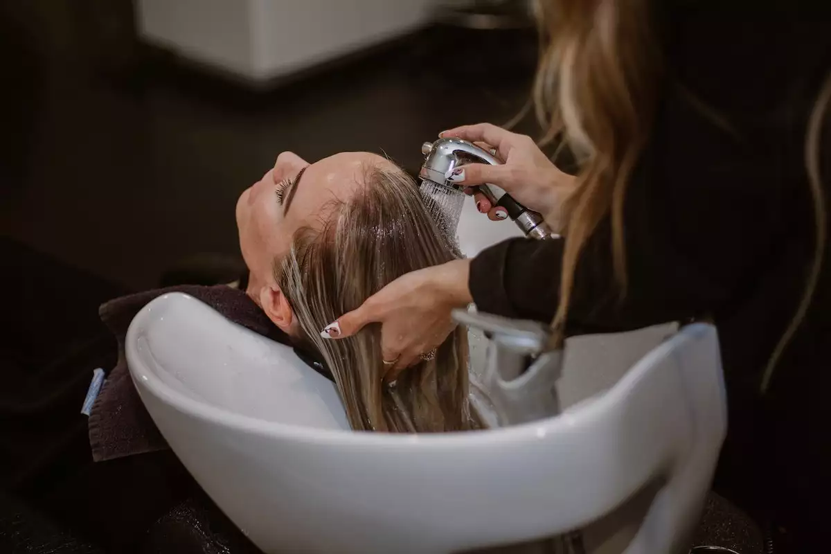 Mujer lavándose el pelo