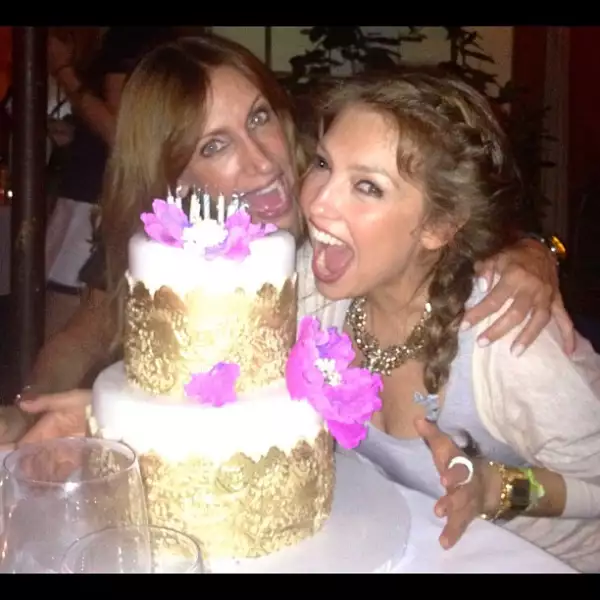 La cantante subió esta divertida imagen y comentó: "MegaMordida de mi flaca casi se come el pastel entero! Flaca déjanos algo! "