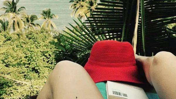La actriz compartió una foto en la que muestra un fuerte moretón en su pierna durante sus vacaciones en Puerto Valllarta, ocasionada por varios perros.