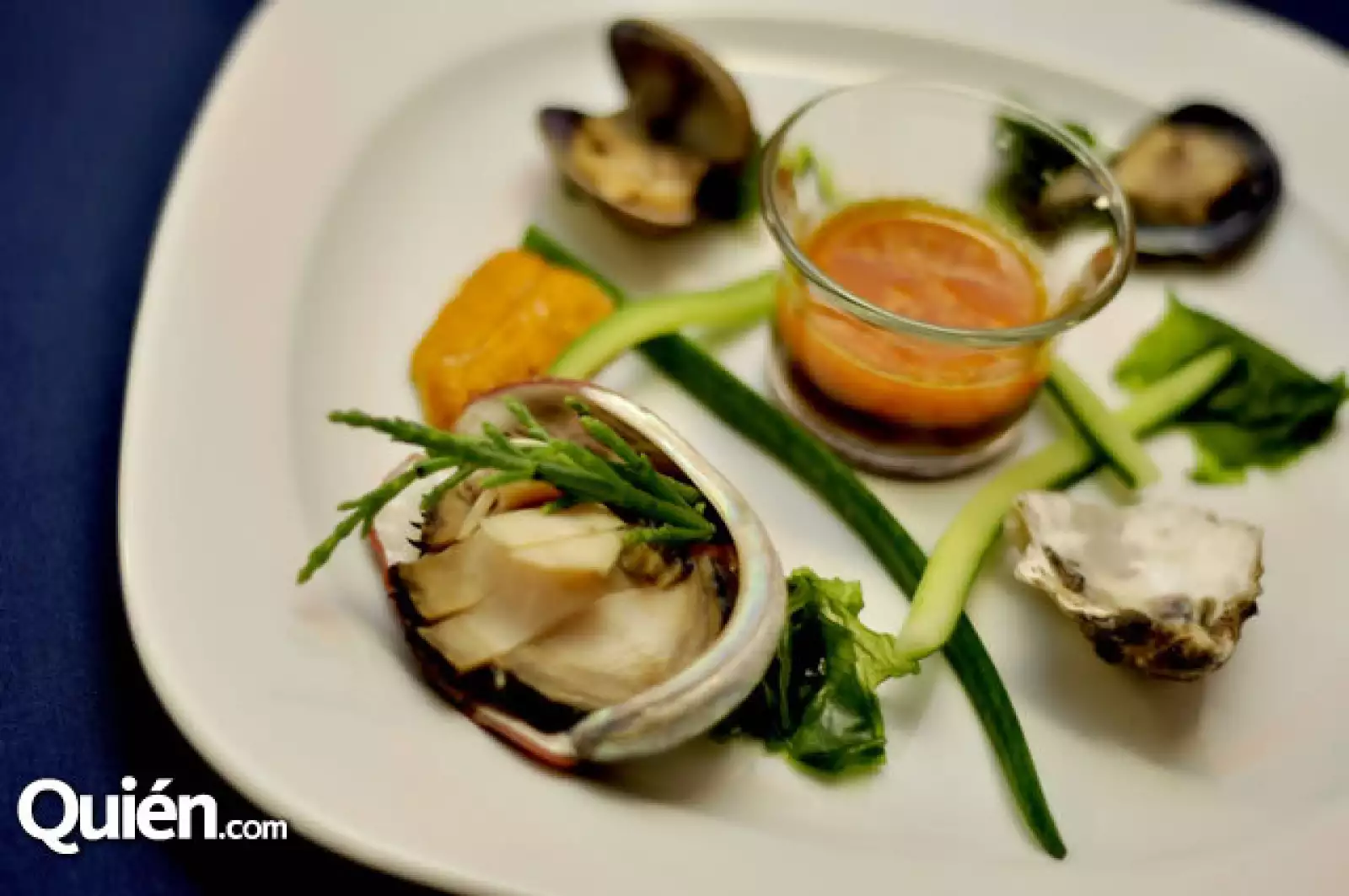 Conchas de cultivo de Ensenada con vinagreta de soya y jengibre