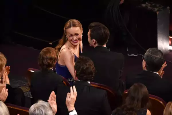 Uno de los momentos de Brie y Jacob antes de recibir el Oscar.