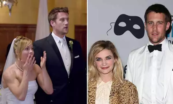 A diferencia de la novia, él no parece nada entuciasmado por la idea, ¿será porque no es su verdadera esposa?
