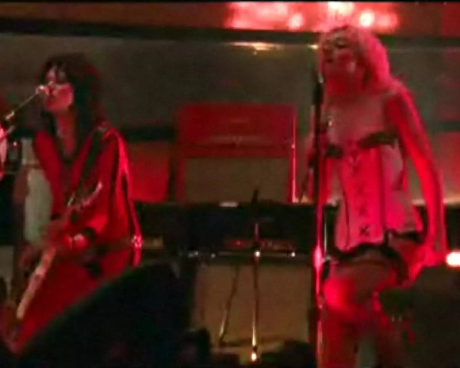 En una escena, Jett, la guitarrista, y Currie, la cantante, se encierran en una habitación tras una actuación en una pista de patinaje.