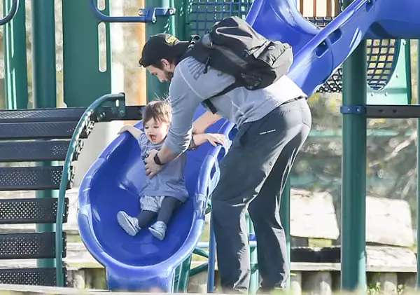 Sin saber que lo fotografiaban, Ashton estuvo al pendiente cada segundo de que su hija tuviera un día divertido.