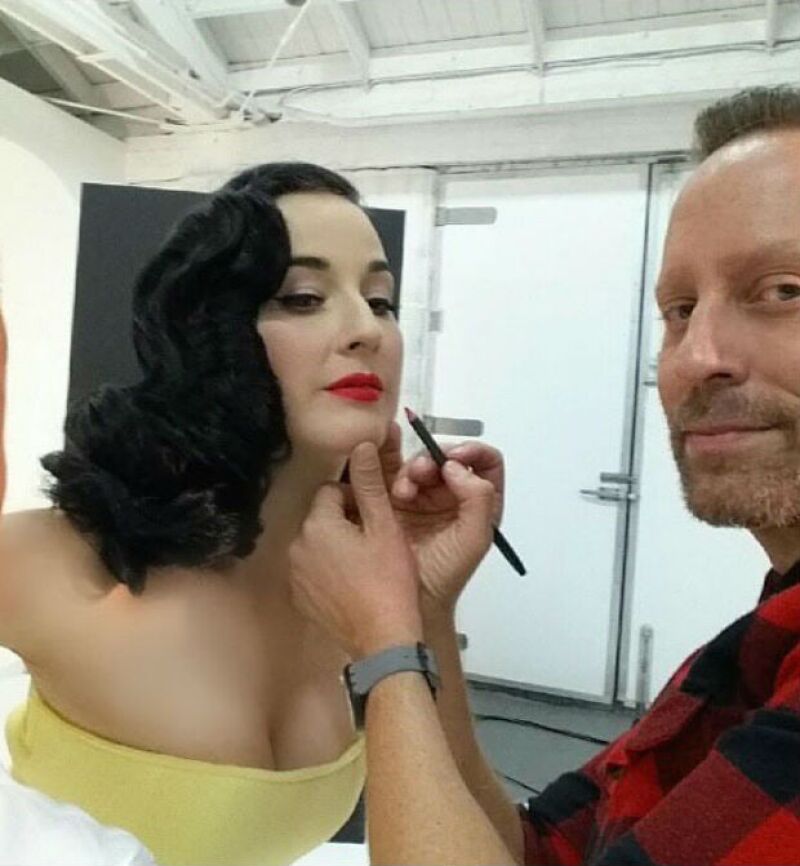 Gregory Arlt trabajando con la bella Dita Von Teese.