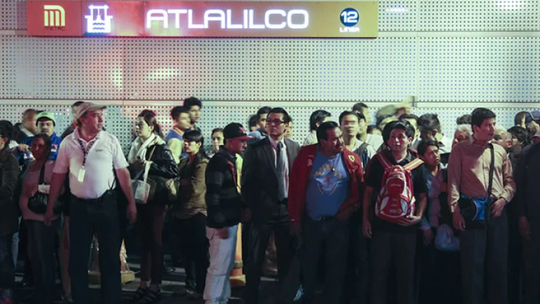 Los pasajeros se acumulaban en la estación Atlalilco para lograr subir a los trenes que solo viajan por seis estaciones de la Línea 12.