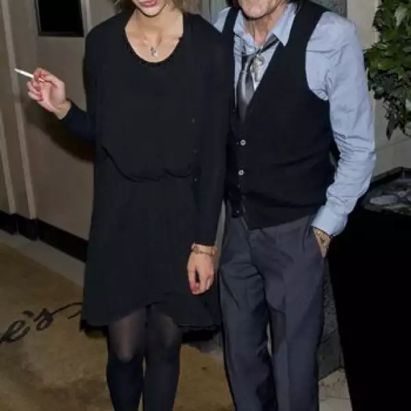Ekaterina Ivanova y Ronnie Wood. Ella tiene 20 años y se hizo famosa luego que el Rolling Stone abandonara a su esposa luego de un matrimonio de 23 años para tener un amorío con ella. La prensa británica la quiere poco pero la persigue bastante.
