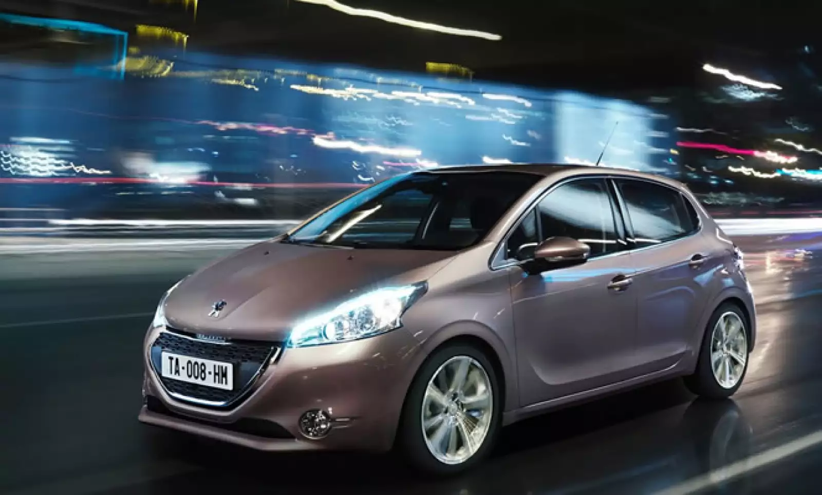 La firma francesa presentó la nueva generación de su exitoso subcompacto, que ahora se denomina 208.