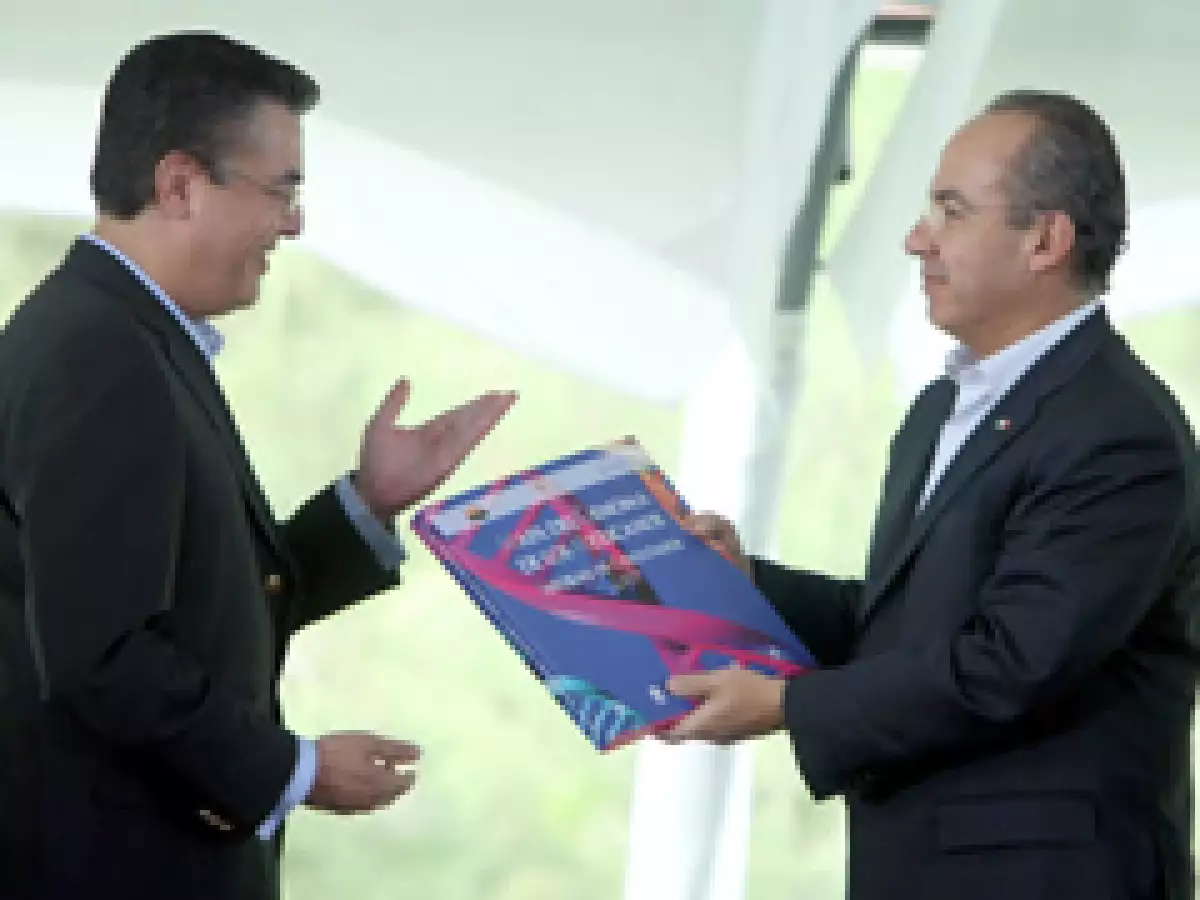 El doctor Gerardo Jiménez Sánchez, quien encabezó el proyecto, presentó el 11 de mayo el Mapa del Genoma de los Mexicanos junto al Presidente Felipe Calderón. (Foto: Notimex)