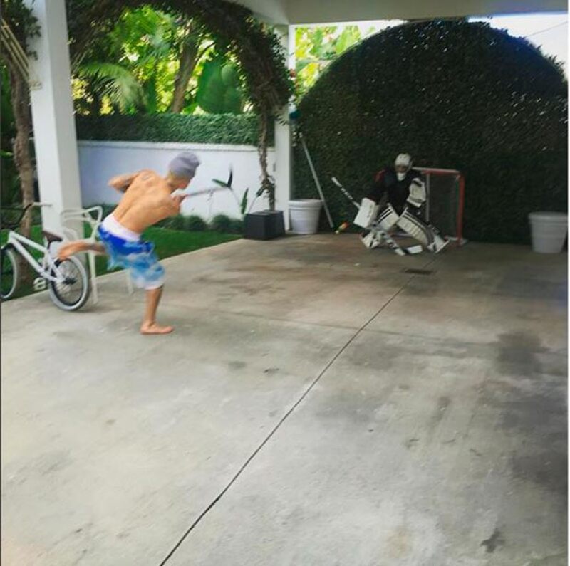 Justin pasó la tarde jugando hockey.