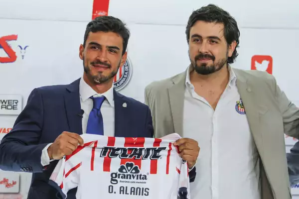 Chivas Unveils New Signing Oswaldo Alanis