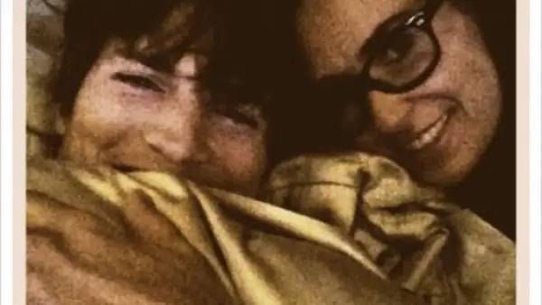 Disfrutando de su aniversario de bodas, Ashton y Demi se la pasaron en la cama.