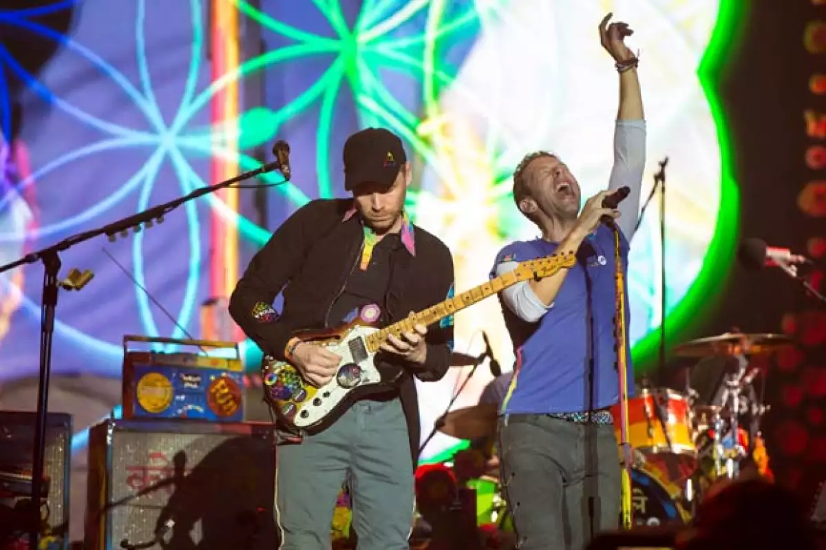Durante su presentación de Coldplay en el festival Glastonbury, Apple y Moses debutaron sobre el escenario para acompañar a su papá a interpretar una de las canciones de la famosa banda británica.