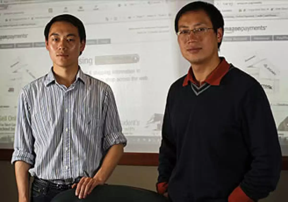 Rui Wang (izq.) y el profesor XiaoFeng Wang trabajaron investigando las fallas de los pagos. (Foto: CNNMoney)