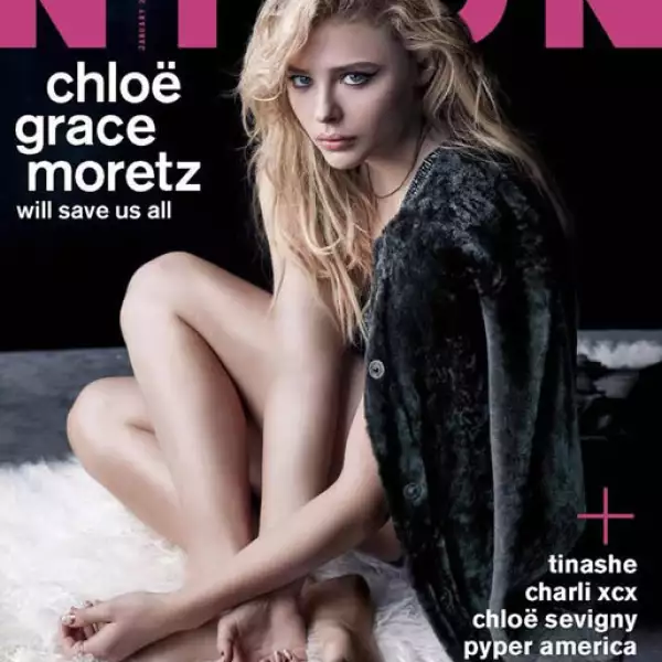 NYLON: La actriz Chloe Grace Moretz aparece en la portada con un suéter oversize y un look de belleza rock chic.