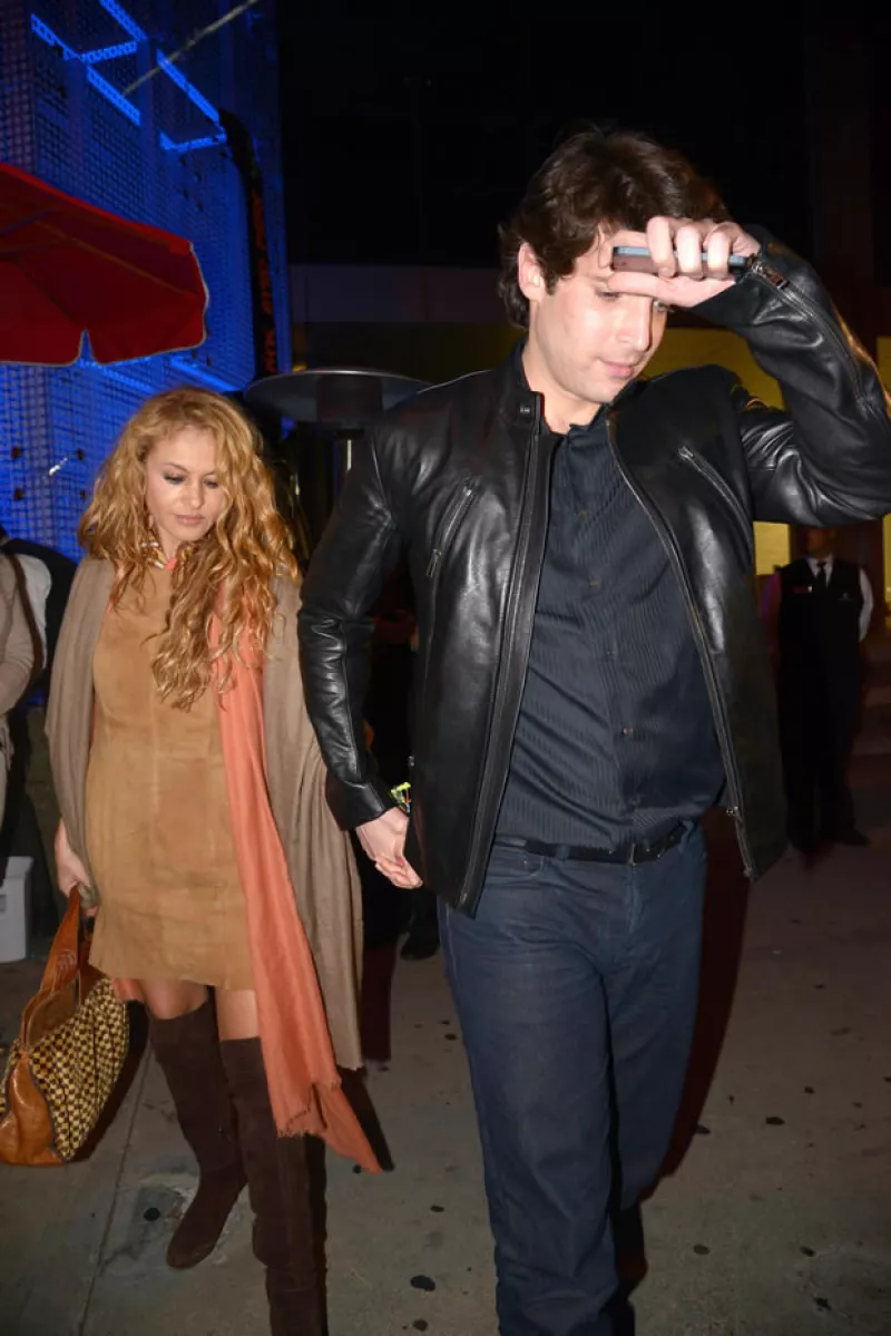 La cantante mexicana salió a cenar en Los Ángeles con un grupo de amigos pero lo que llamó la atención es lo cercana que se veía a uno de ellos. ¿Será su nuevo galán?