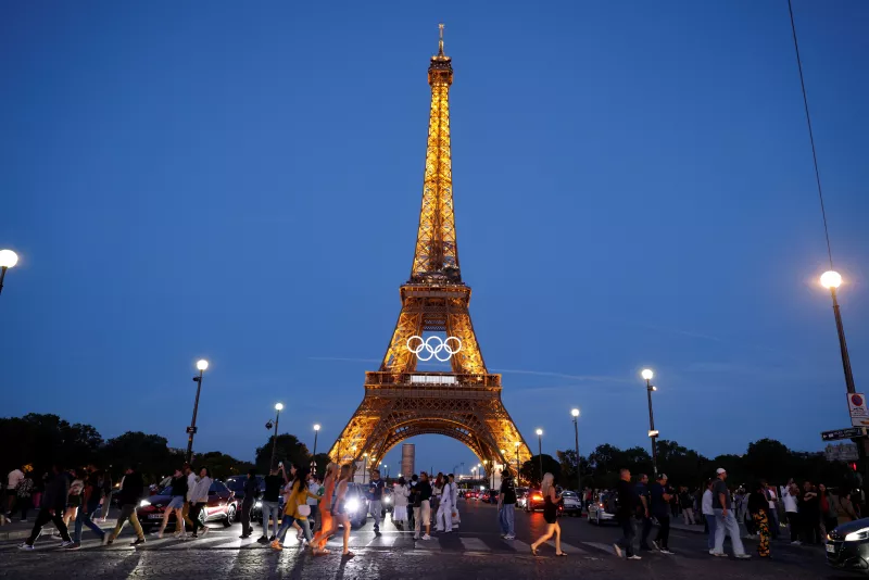 Los anillos olímpicos son instaladas en la Torre Eiffel