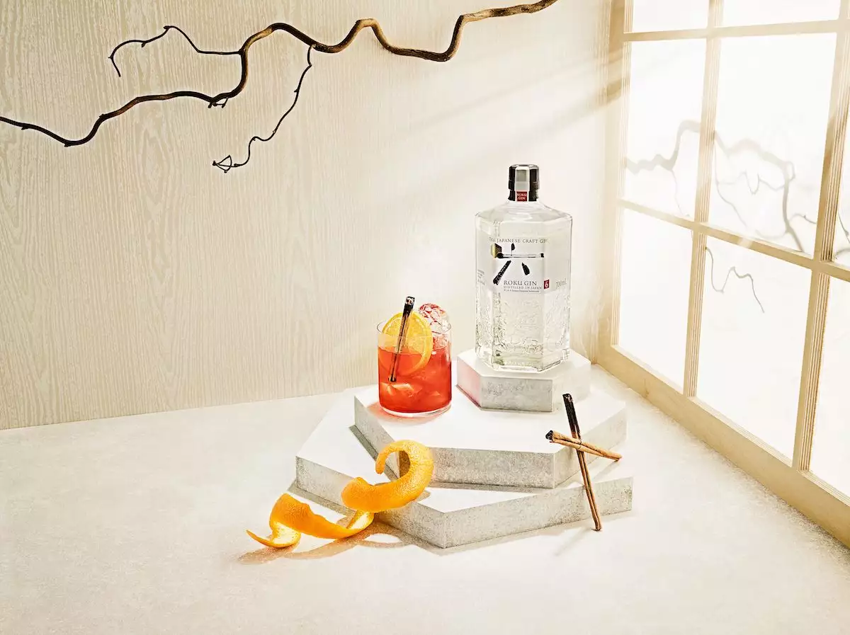 imagen de la botella de Roku Gin y un coctel Roku Negroni que es la reinvención de uno de los aperitivos legendarios.