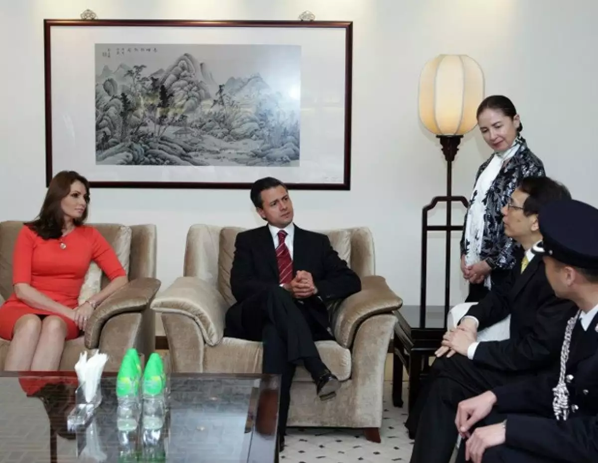 La primera dama de México arribó hoy junto al presidente Enrique Peña Nieto a la República Popular China con un estilo simple y minimalista.