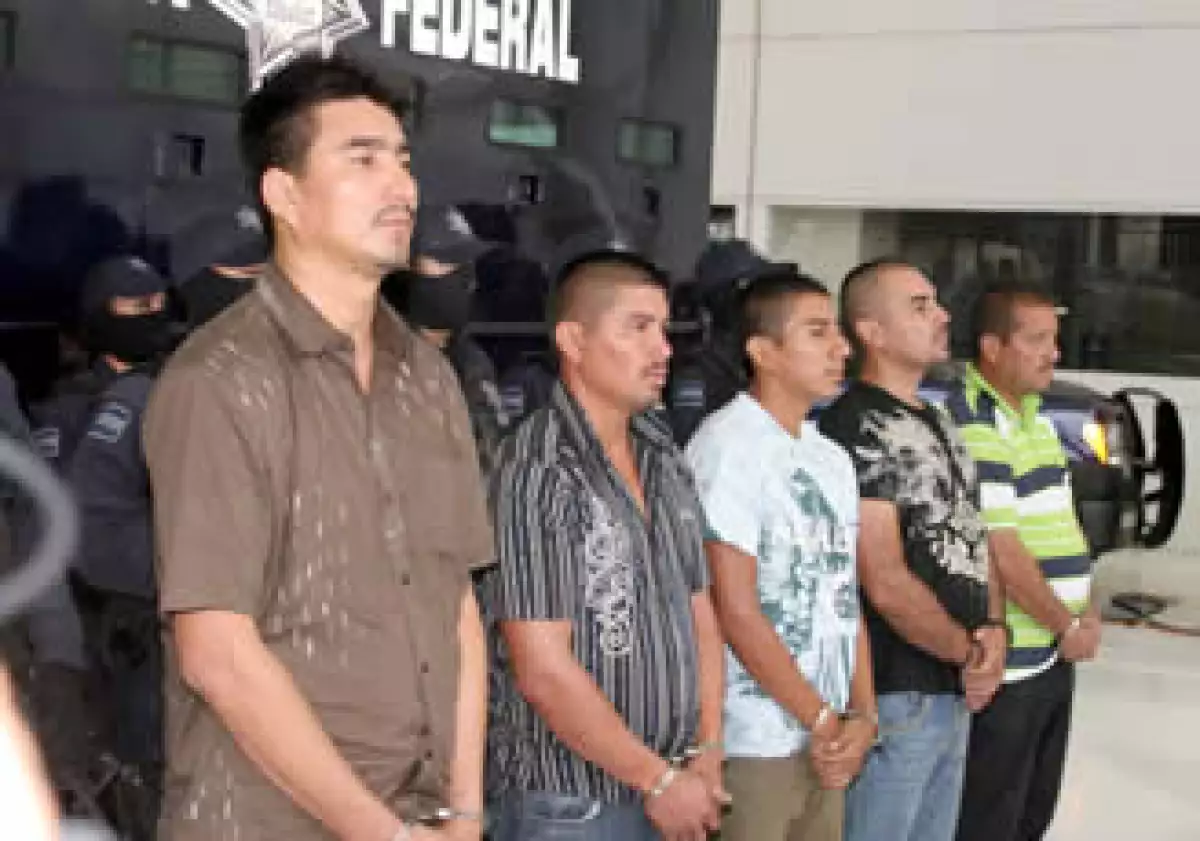 La Policía Federal presentó a Dimas Díaz Ramos (izq.) presunto operador financiero del cártel del Pacífico. (Foto: NTX)
